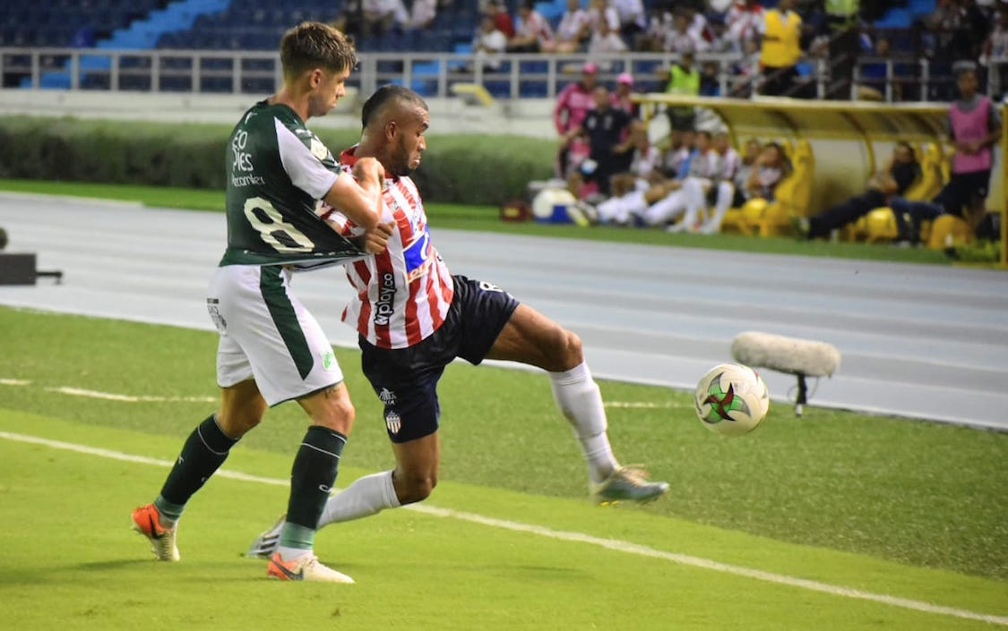 Freddy Hinestroza disputando el balón con Matías Cabrera.