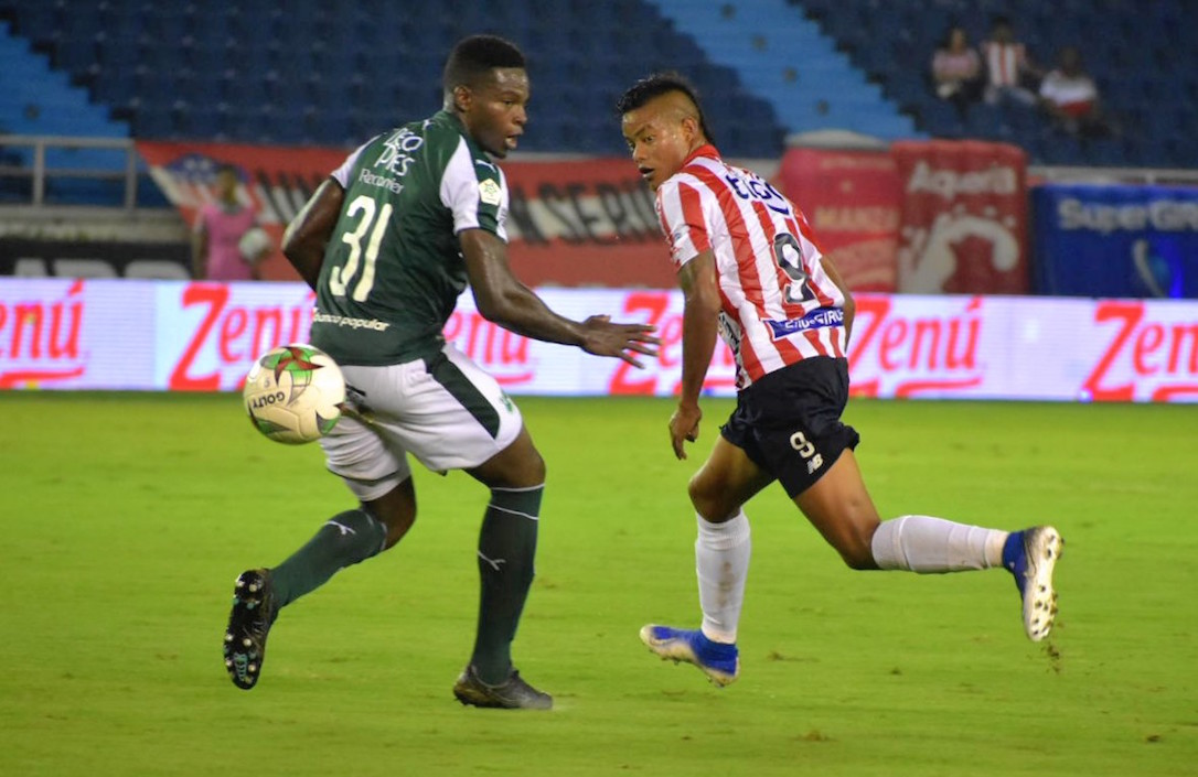 Luis Sandoval disputando el balón con Richard Rentería.