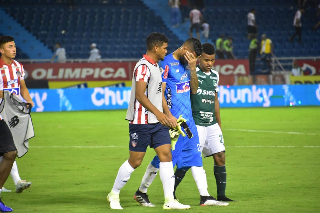 El tercer arquero juniorista Sergio Pabón es consolado tras la derrota.