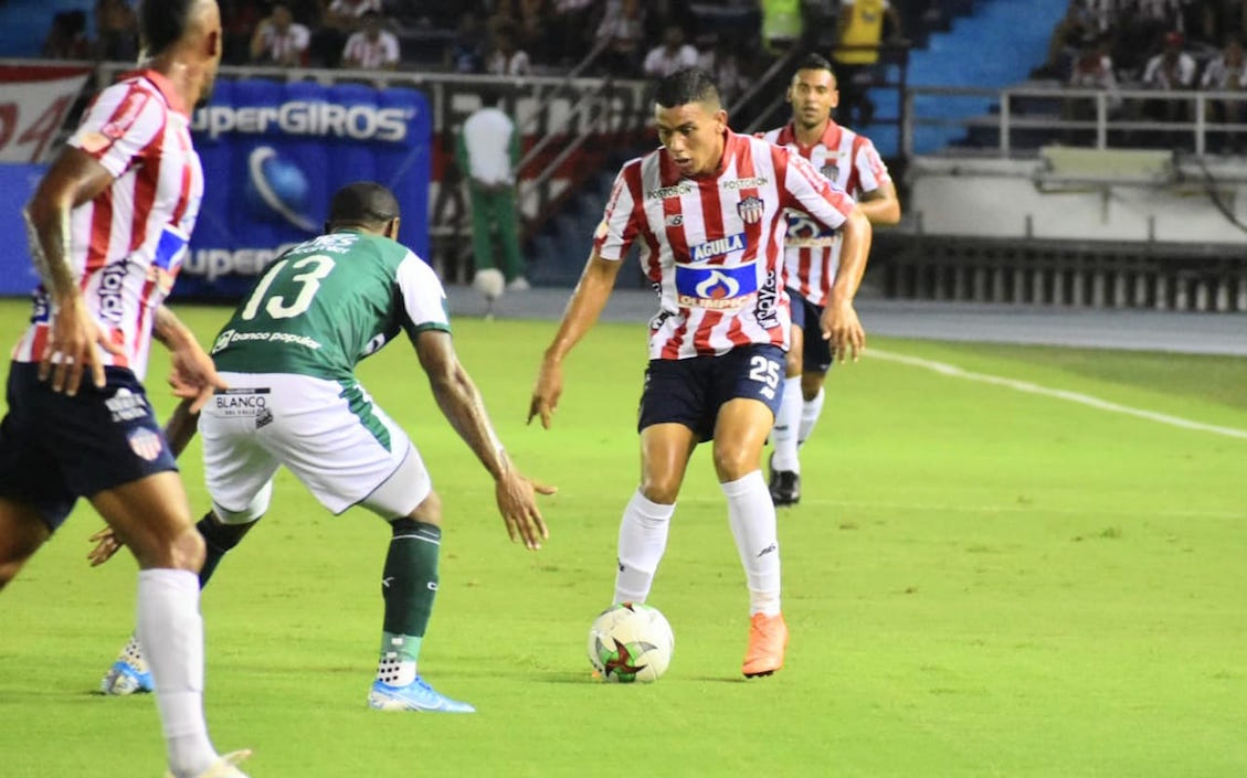 Stiwart Acuña enfrentando la marca de Juan Camilo Angulo.
