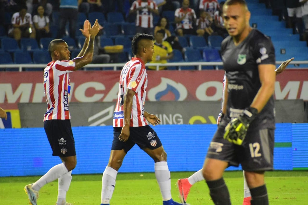 Las dos caras del gol: alegría juniorista y la angustia del arquero Pablo Mina.