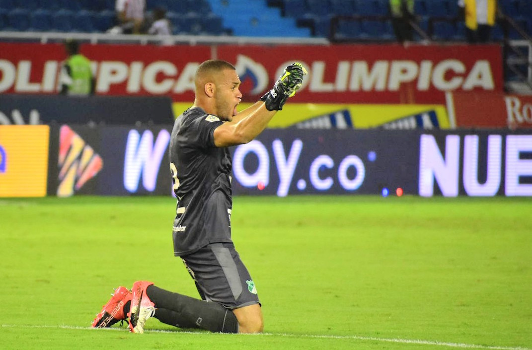 Pablo Miina celebra el gol del empate de los visitantes.