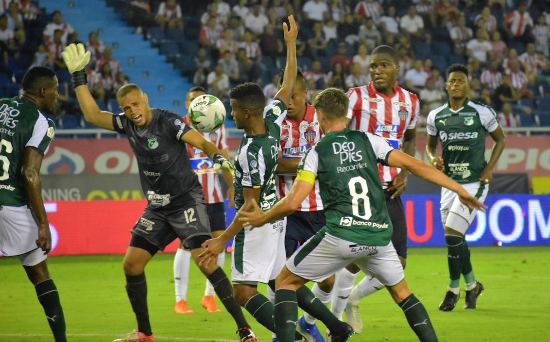 El defensa central Germán Mera intentando en el área chica visitante.