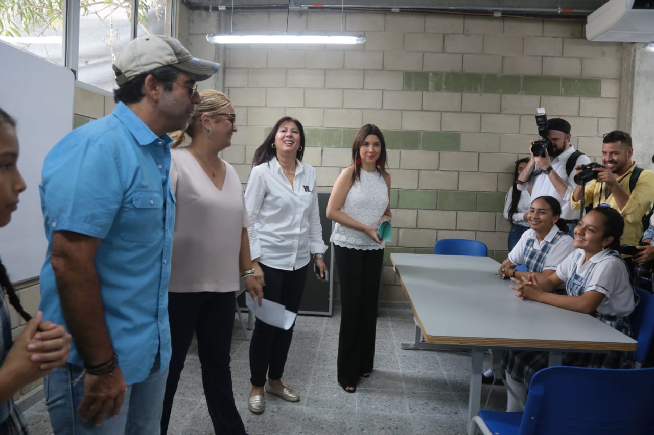 El Alcalde de Barranquilla, Alejandro Char; la secretaria de Educación, Bibiana Rincón y la Ministra de Educación, María Victoria Angulo.