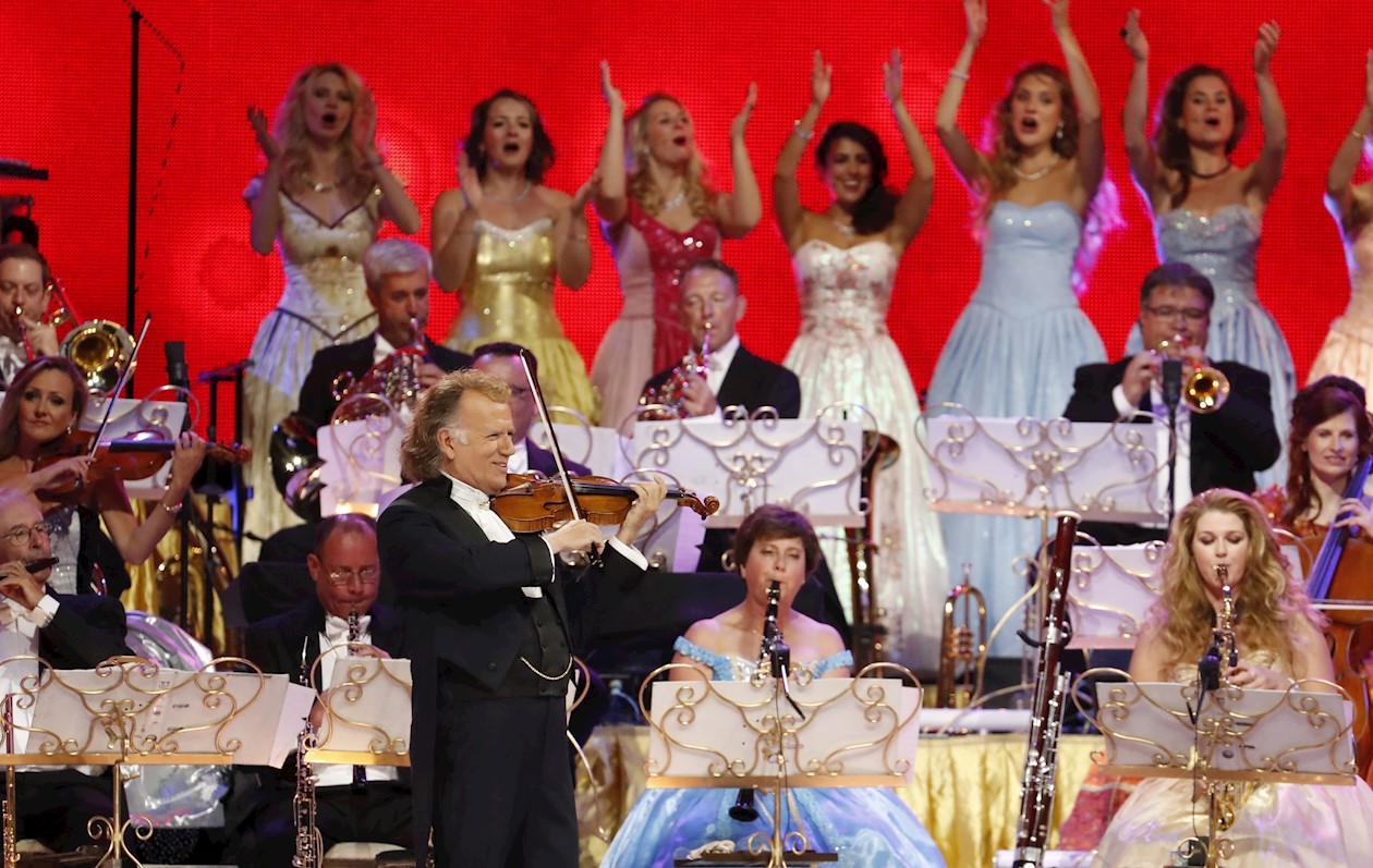 El violinista holandés André Rieu en medio de su concierto en Bogotá.