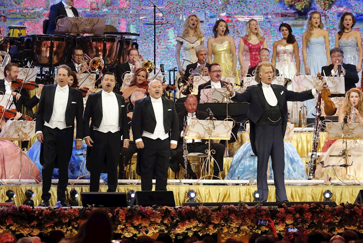 El violinista holandés André Rieu en medio de su concierto en Bogotá.