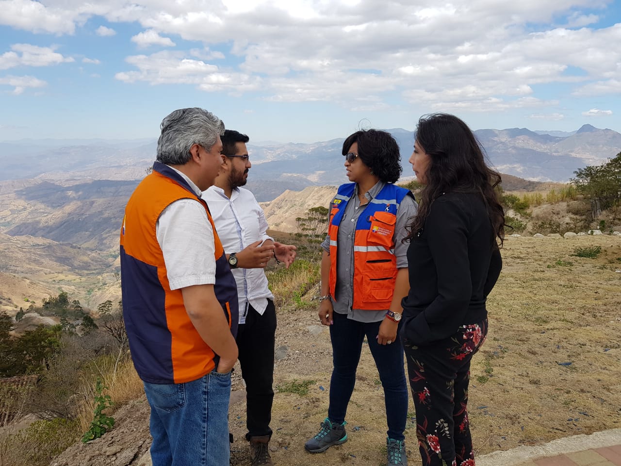 Prensa Ecuador La Directora General, Alexandra Ocles, junto a la Gobernadora de Loja, Lorena Costa, visitaron las zonas afectadas e hicieron una evaluación del trabajo desplegado por parte del COE Provincial y COE Cantonal.