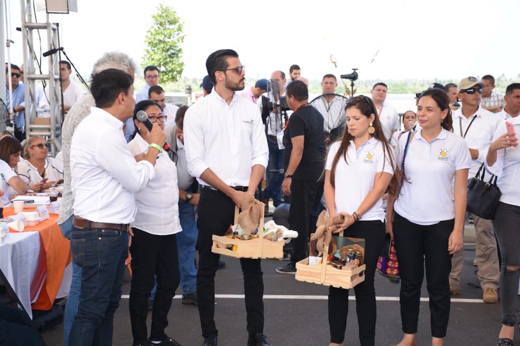 Representantes de la Red de Negocios Verdes del Distrito, le entregaron al Presidente canastas con productos donados por las empresas que la conforman.