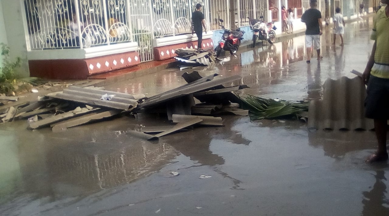 Láminas de eternit tiradas en la calle a raíz del vendaval.