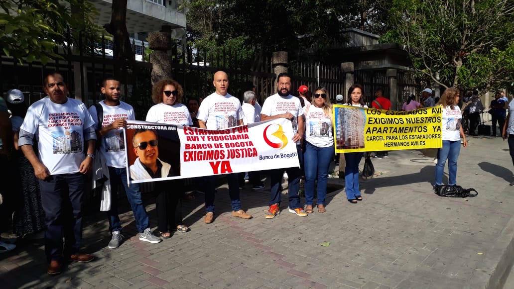 Protestas de afectados frente al Palacio de Justicia en Barranquilla.