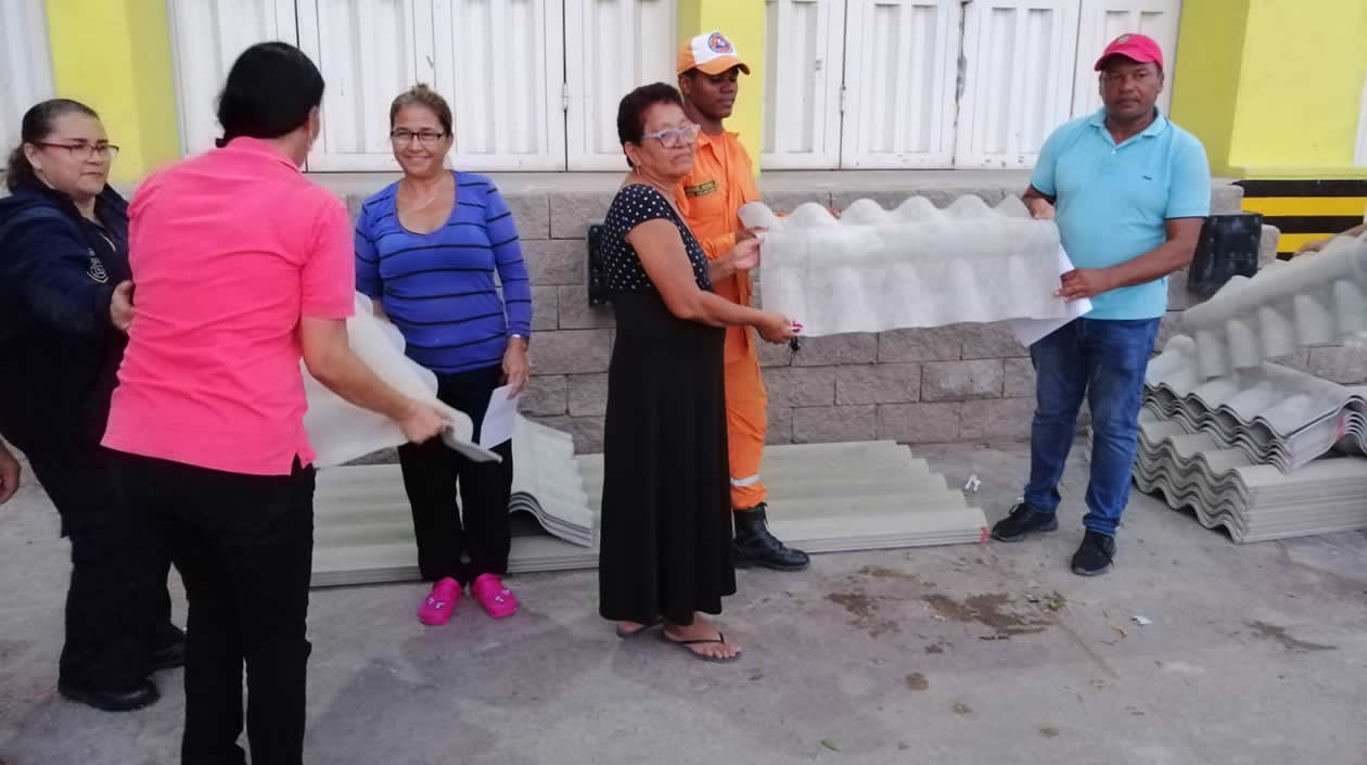 Alcaldía de Malambo entrega las primeras ayudas a familias damnificadas por el vendaval del domingo.