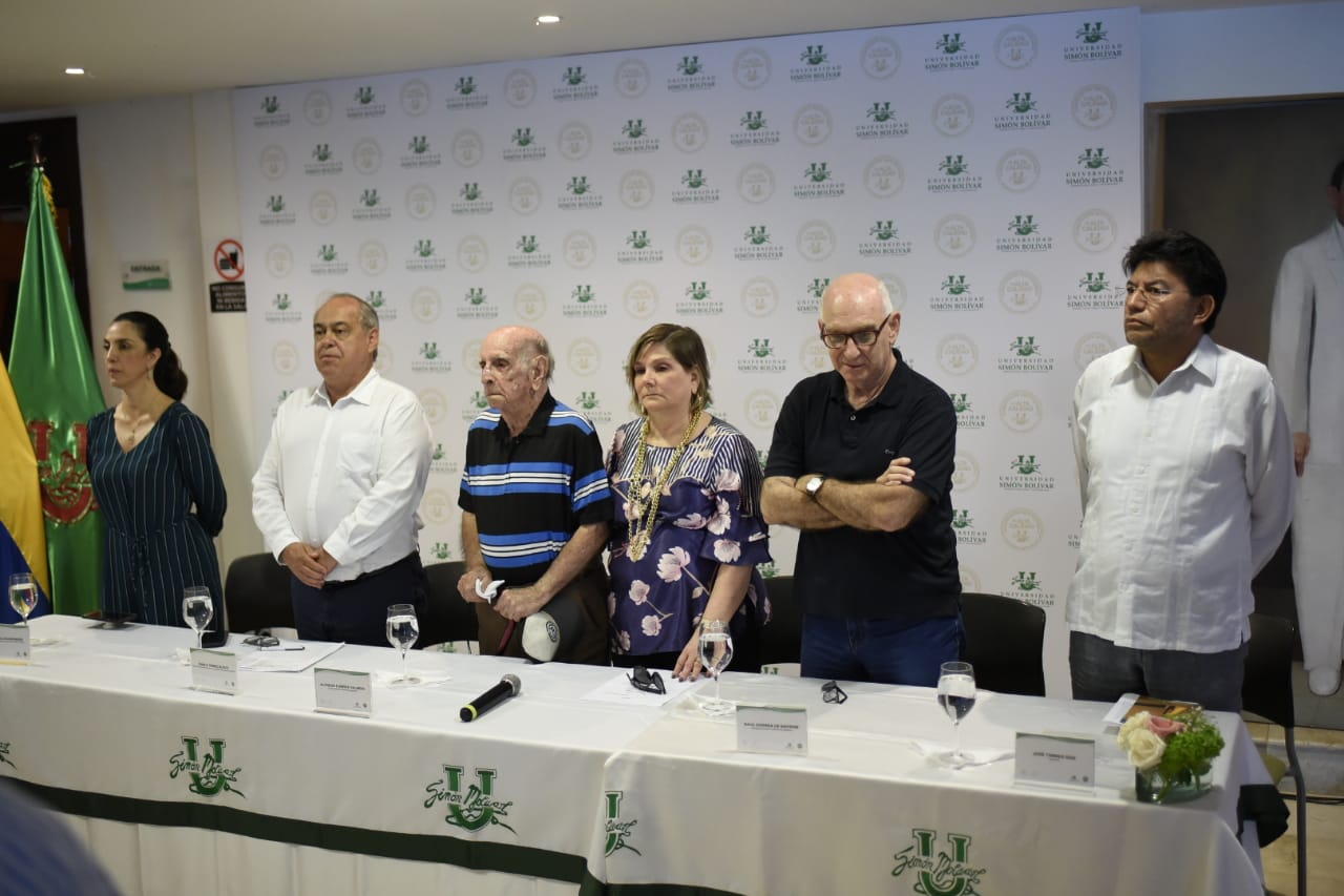 Familia Correa De Andréis en la mesa principal durante el acto de reconocimiento de responsabilidad en donde el Estado colombiano pidió perdón por el homicidio y la afectación al buen nombre.