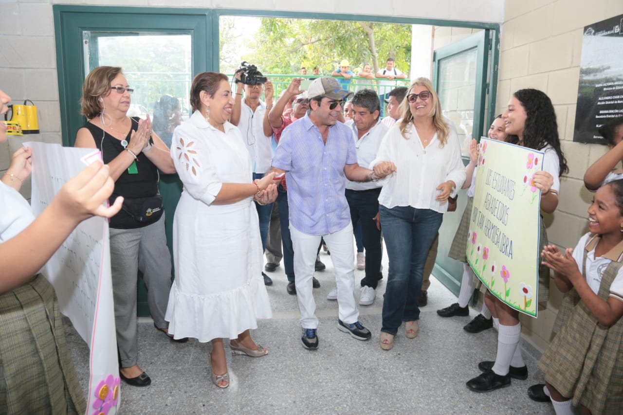 El Alcalde de Barranquilla, Alejandro Char y la secretaria de Educación, Bibiana Rincón.