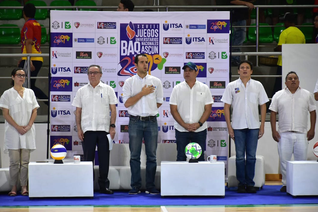 El comité organizador durante la inauguración.