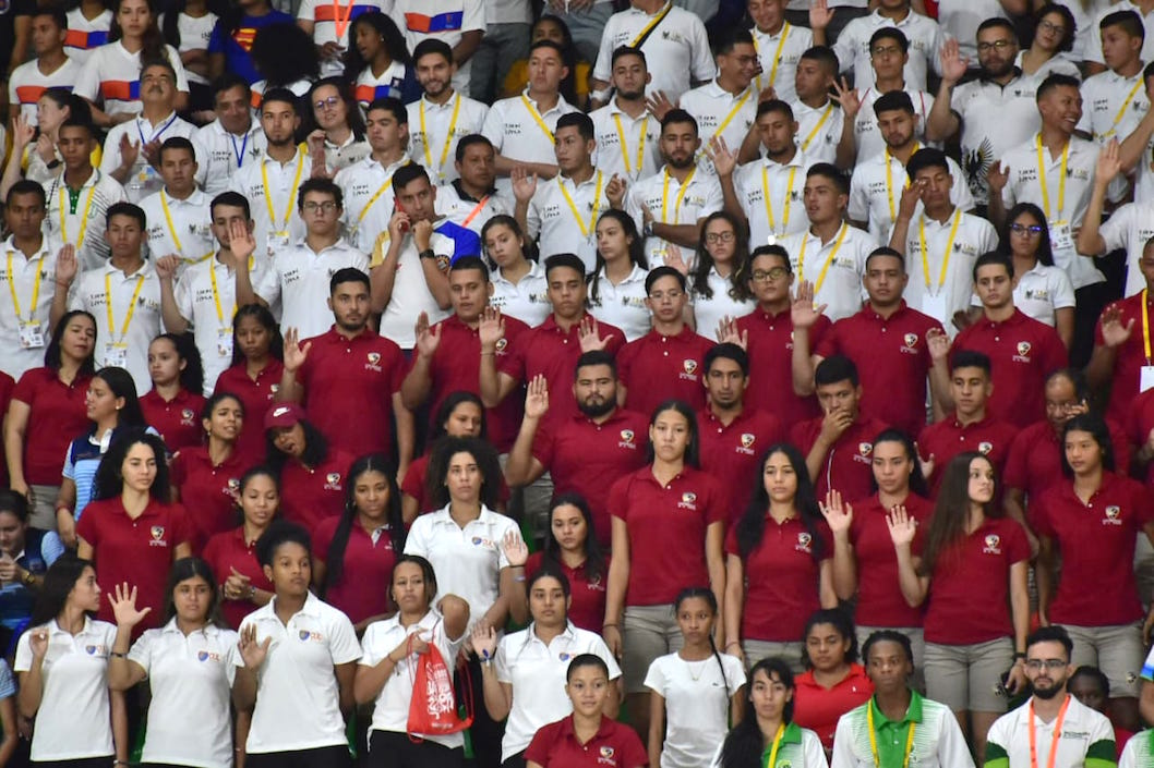 Participantes durante la juramentación.