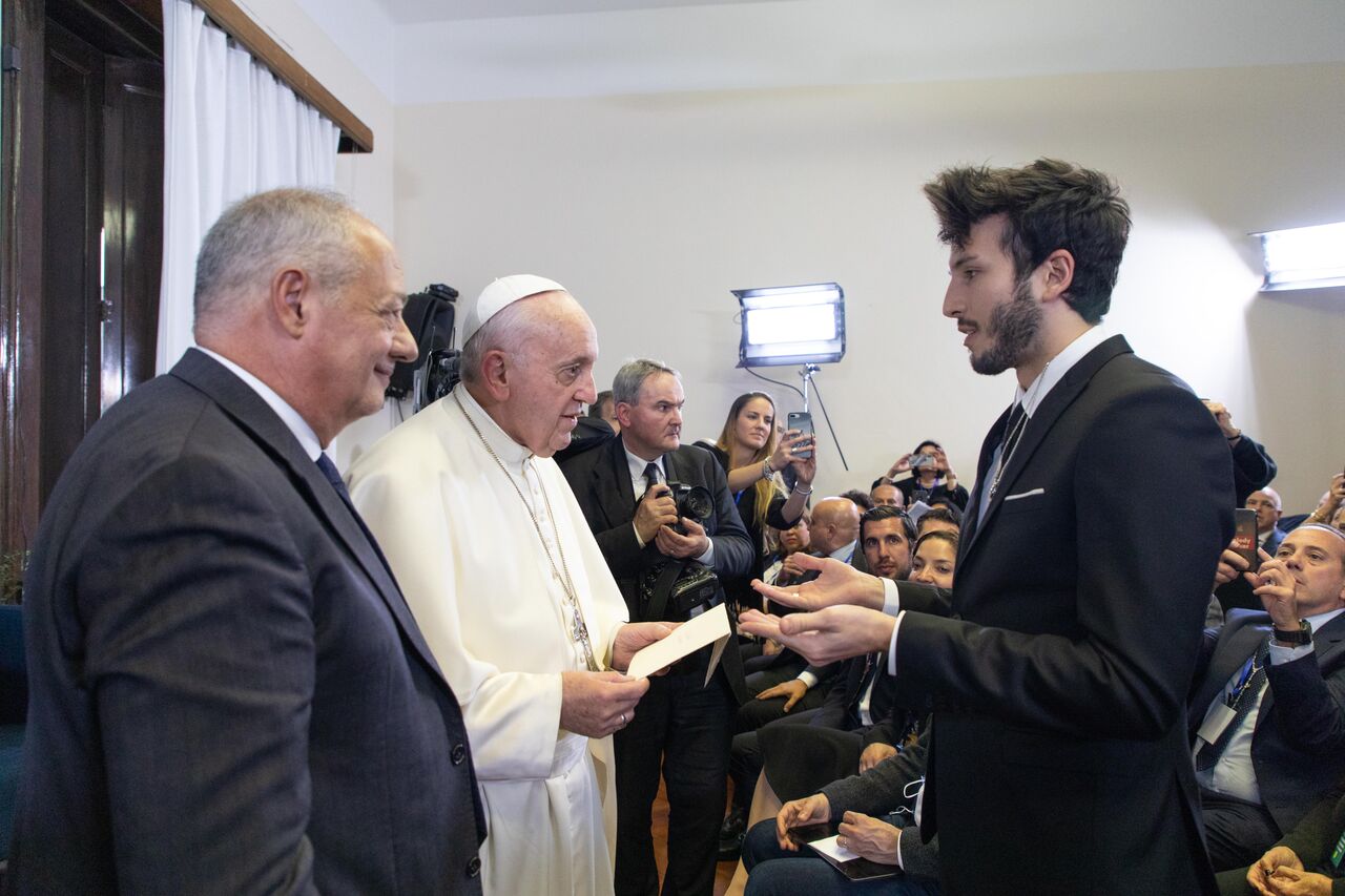 Sebastián Yatra y el Papa Francisco.