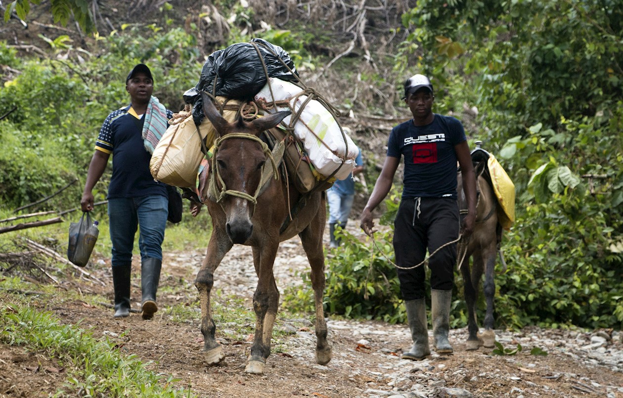 Hombres que caminan por un camino del área rural de la vereda de Madrigal, Nariño.