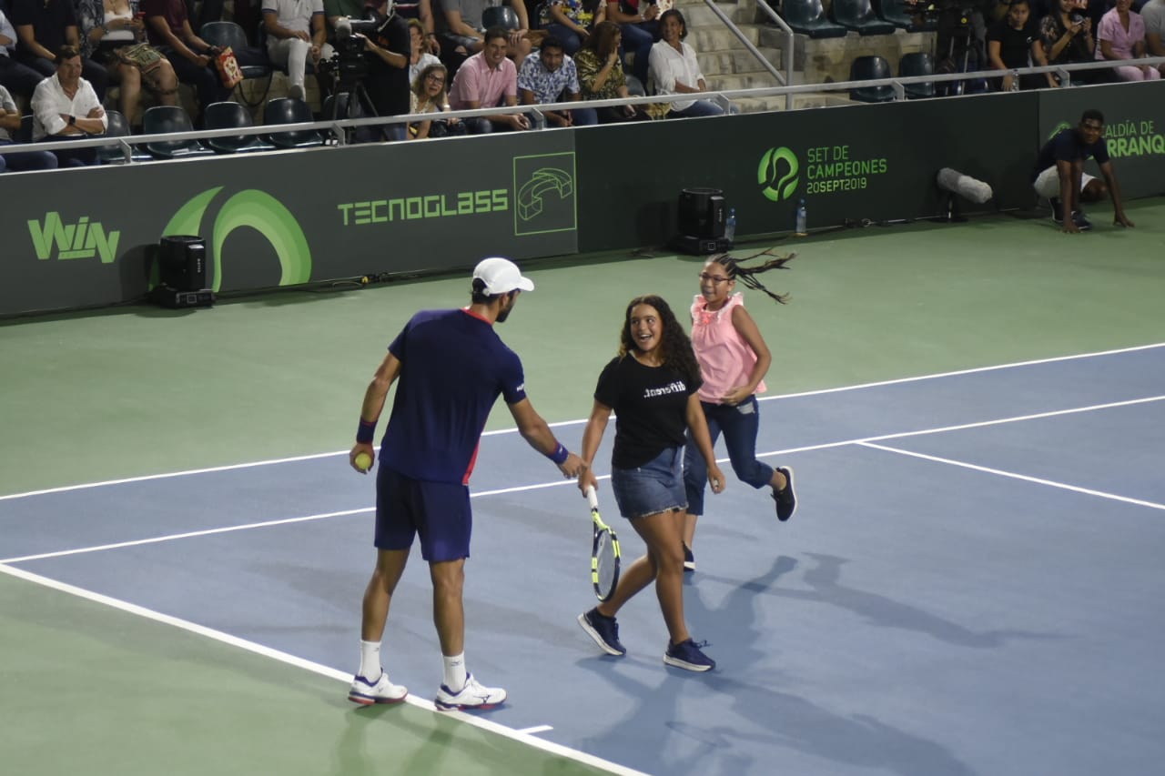 Robert Farah y varias aficionadas que se animaron a jugar con el tenista.