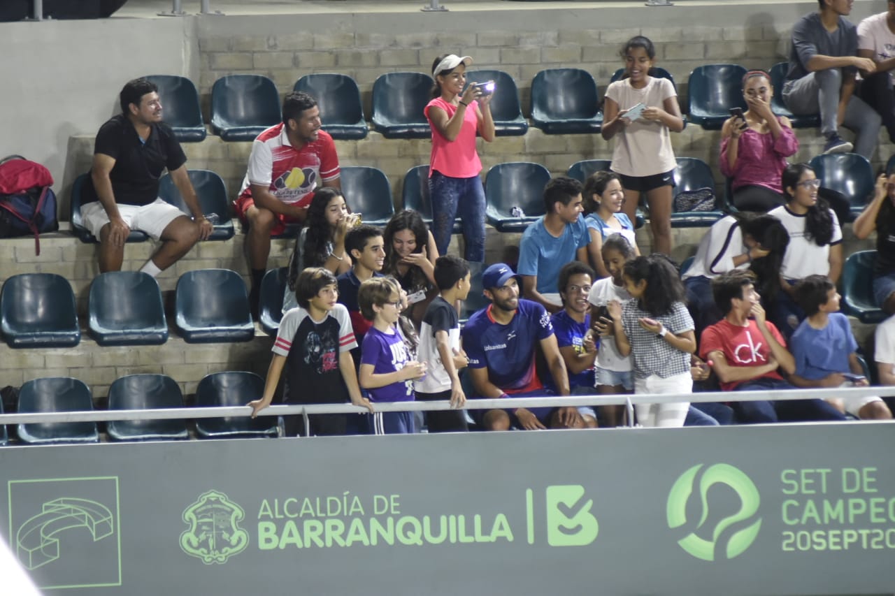 Juan Sebastián Cabal compartió con los aficionados más jóvenes en las gradas.