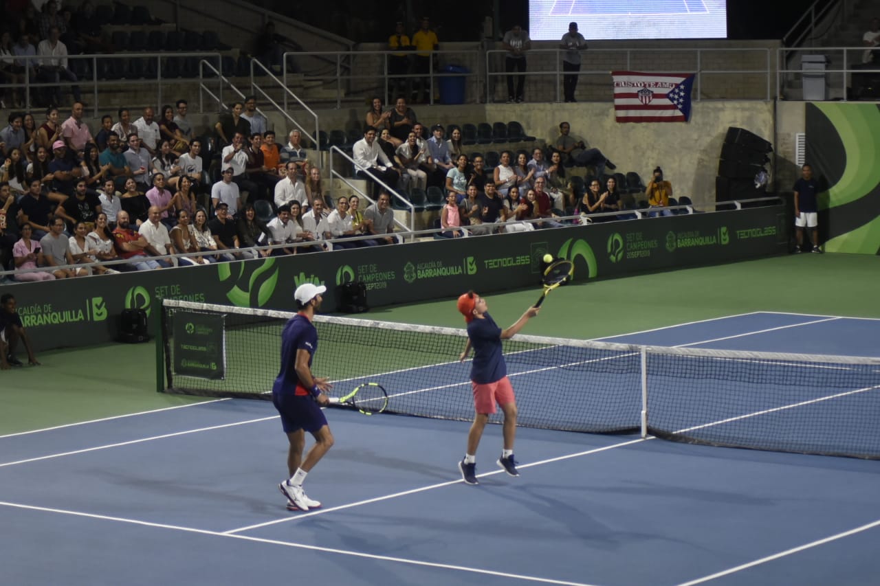 Robert Farah y uno de los espectadores del evento.