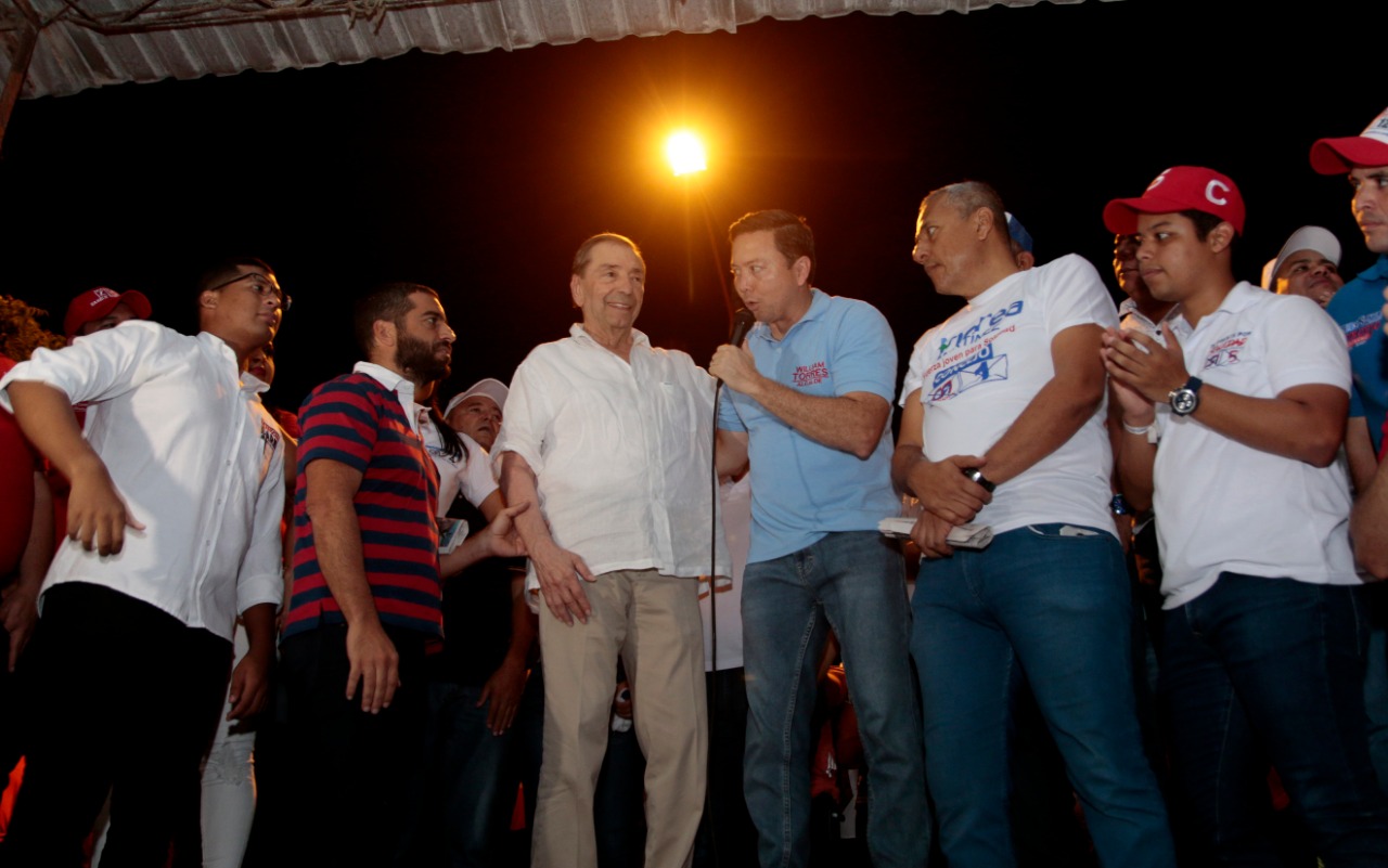 El senador Arturo Char, el líder de Cambio Radical en el Atlántico, Fuad Char y el candidato William Torres.