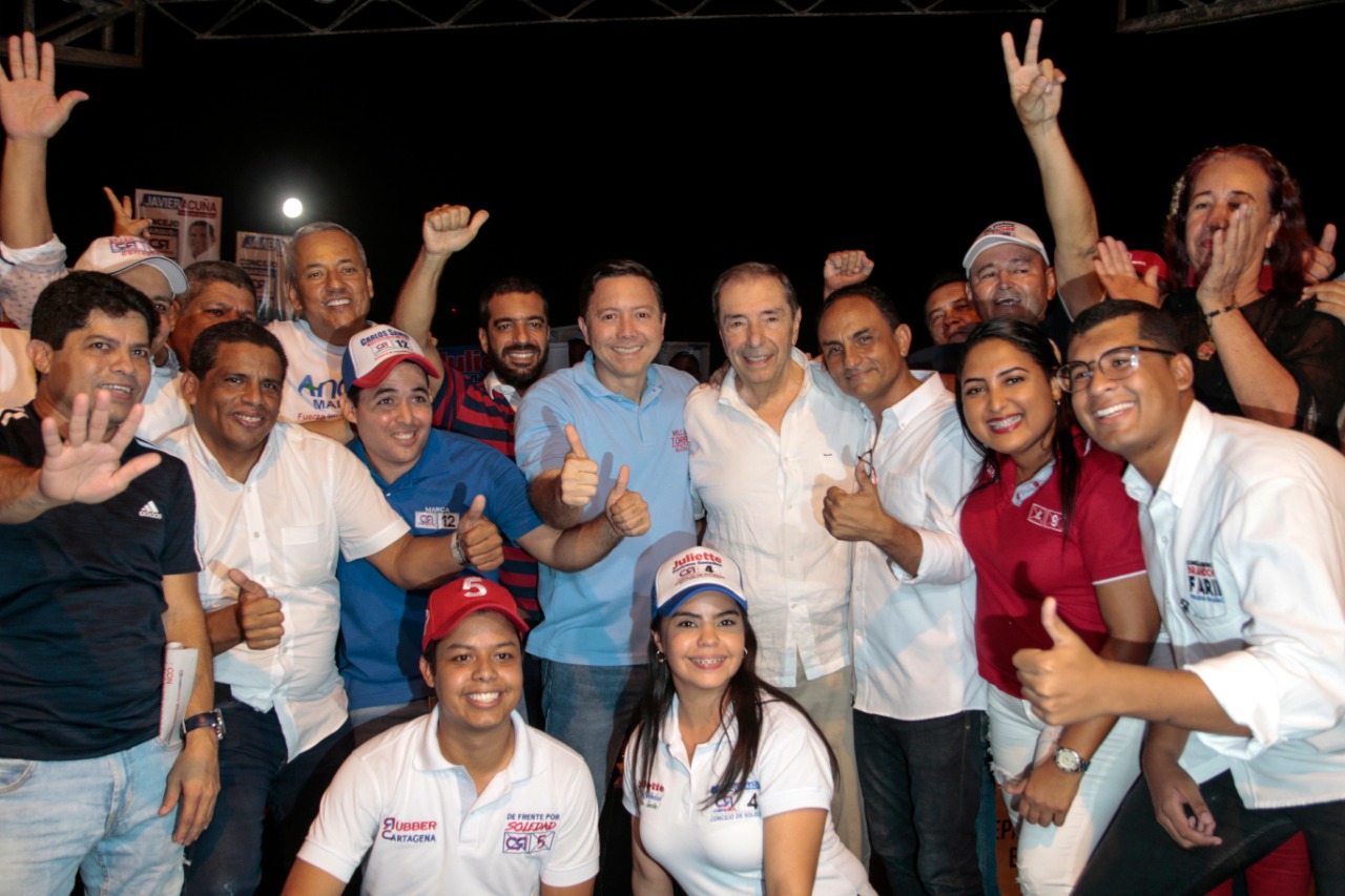 El senador Arturo Char, el líder de Cambio Radical en el Atlántico, Fuad Char, el candidato William Torres y demás dirigentes políticos.