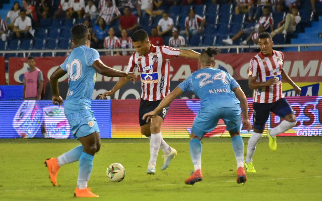 Téofilo Gutiérrez ensayando un remate frente a a marca de Delio Ojeda.
