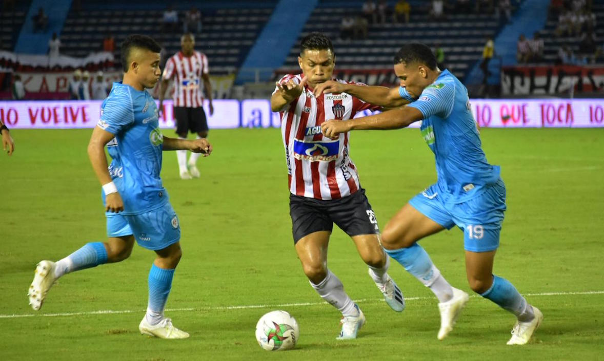 Teófilo Gutiérrez intentando ingresar ante la marca de Fabián Mosquera.