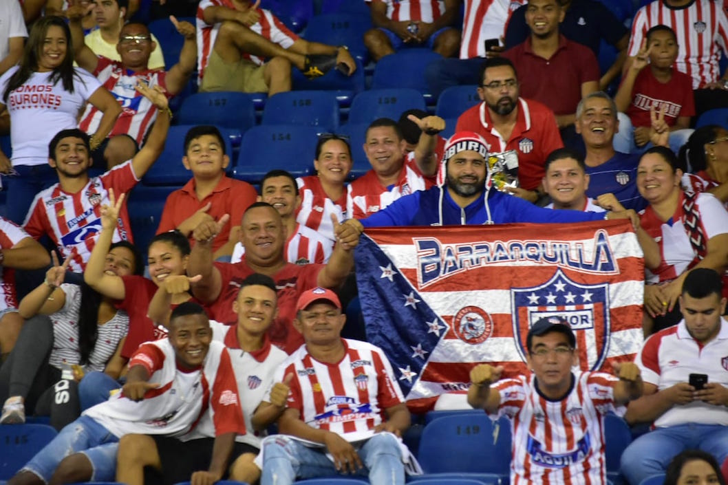 Aficionados apoyando a los 'tiburones' en el Metropolitano.