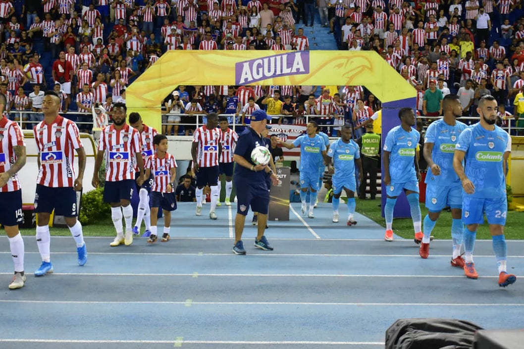 Salida de los equipos en la cancha del Metropolitano.