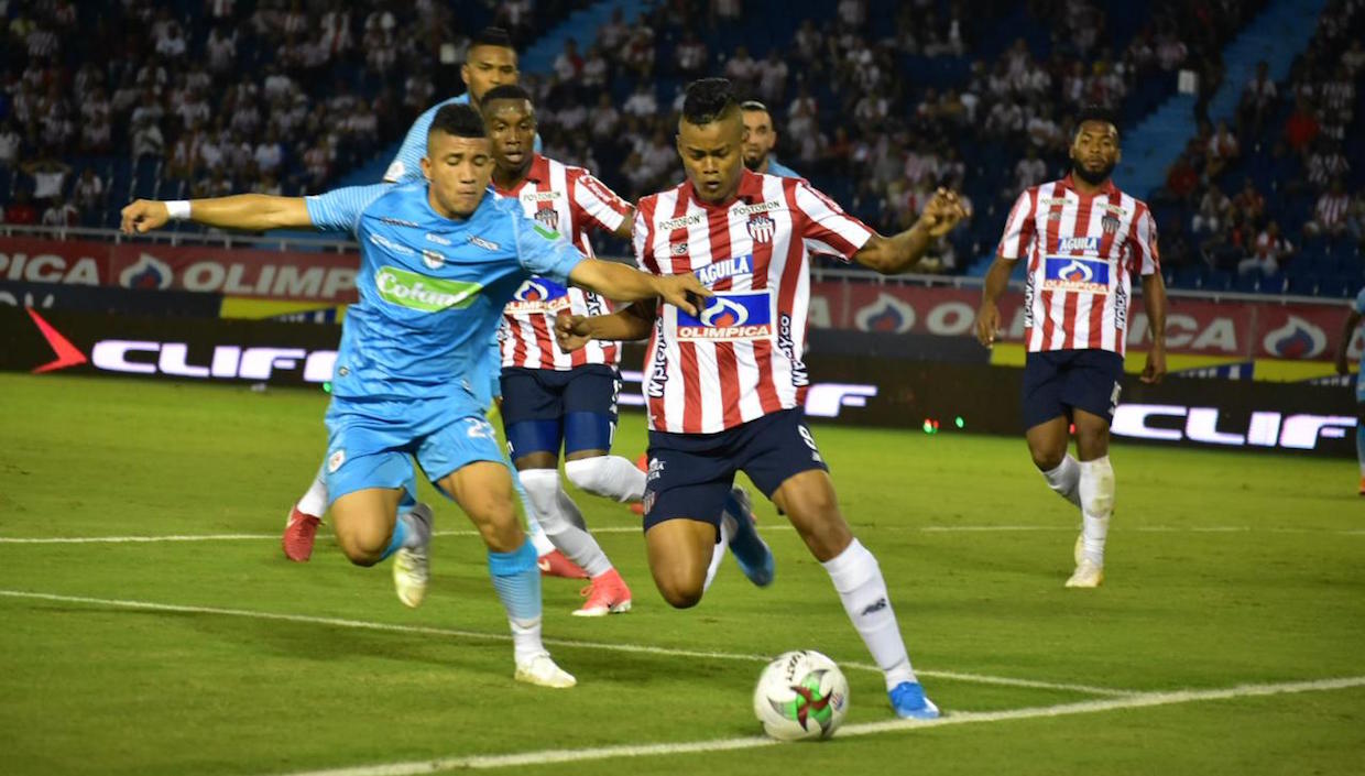 Luis Sandoval enfrentando la marca 'felina'.