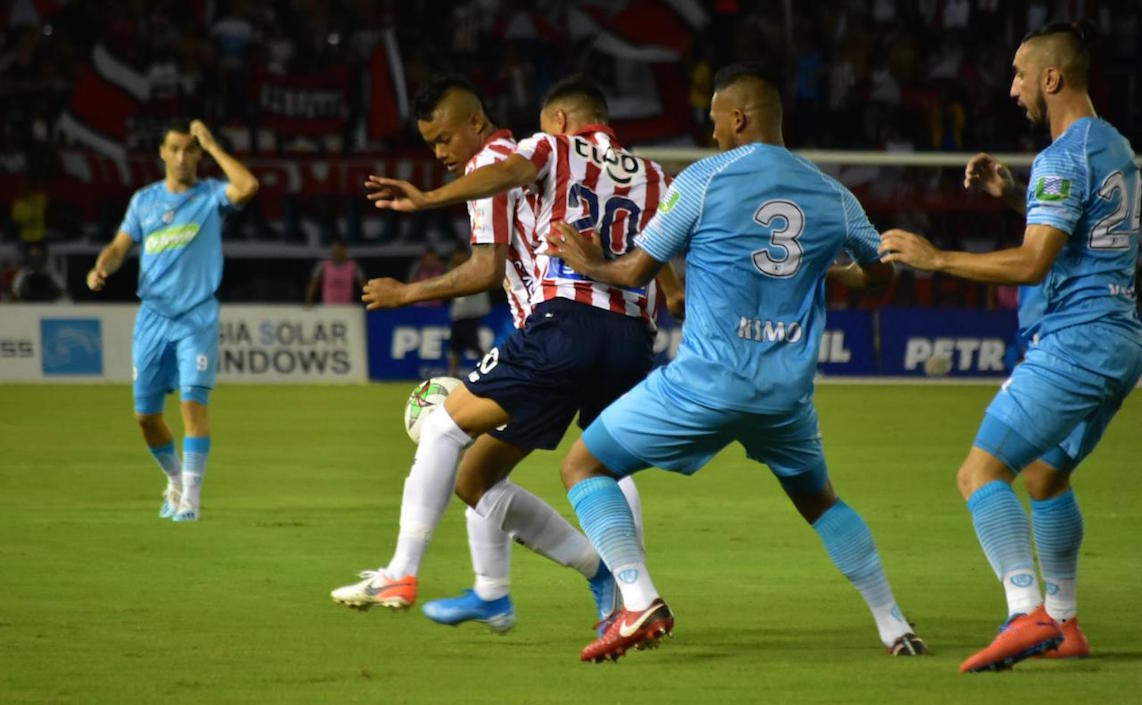Luis Sandoval y Marlon Piedrahita intentando eludir la marca de Leonardo Escorcia.