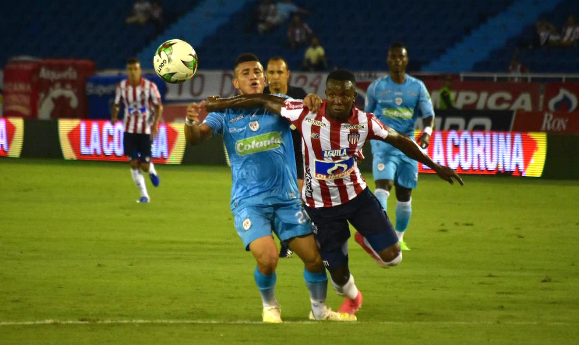 Falta contra Daniel Moreno ingresando al área visitante.