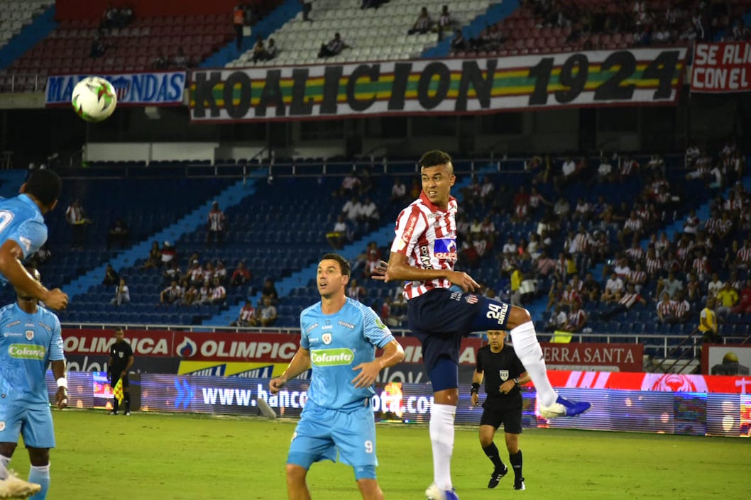 Víctor Cantillo intentando de cabeza en jugada ofensiva.