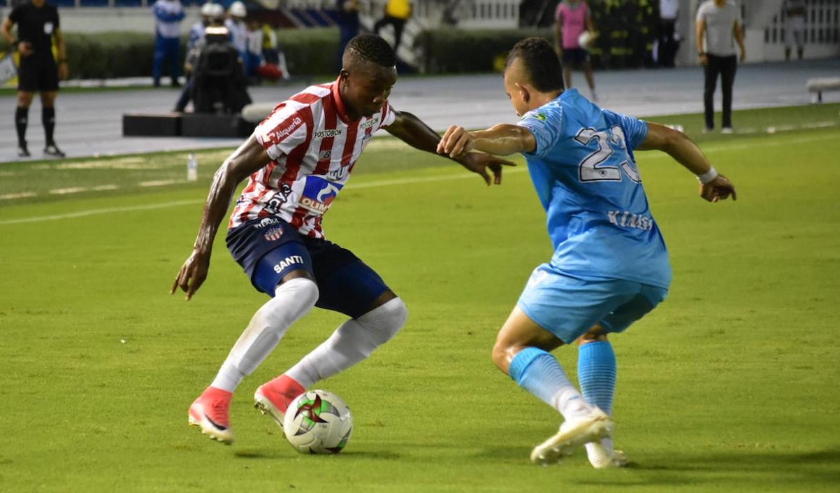 Daniel Moreno enfrentando la marca de Juan Silgado.