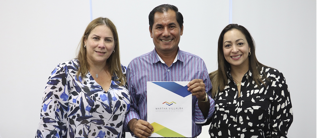 El candidato Ángel Moreno Cabrera con la Representante Martha Villalba y la aspirante a la Asamblea Karina Llanos.