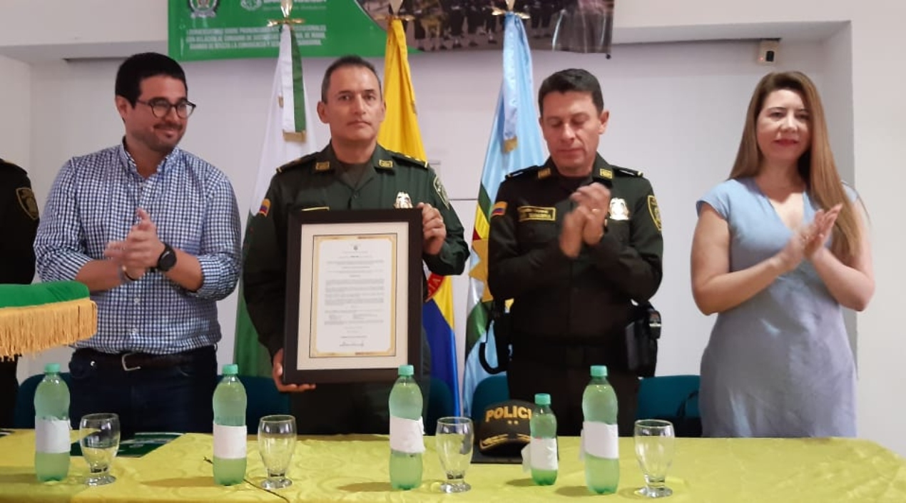 Entrega del certificado de alta calidad al programa de técnico profesional del servicio de policía