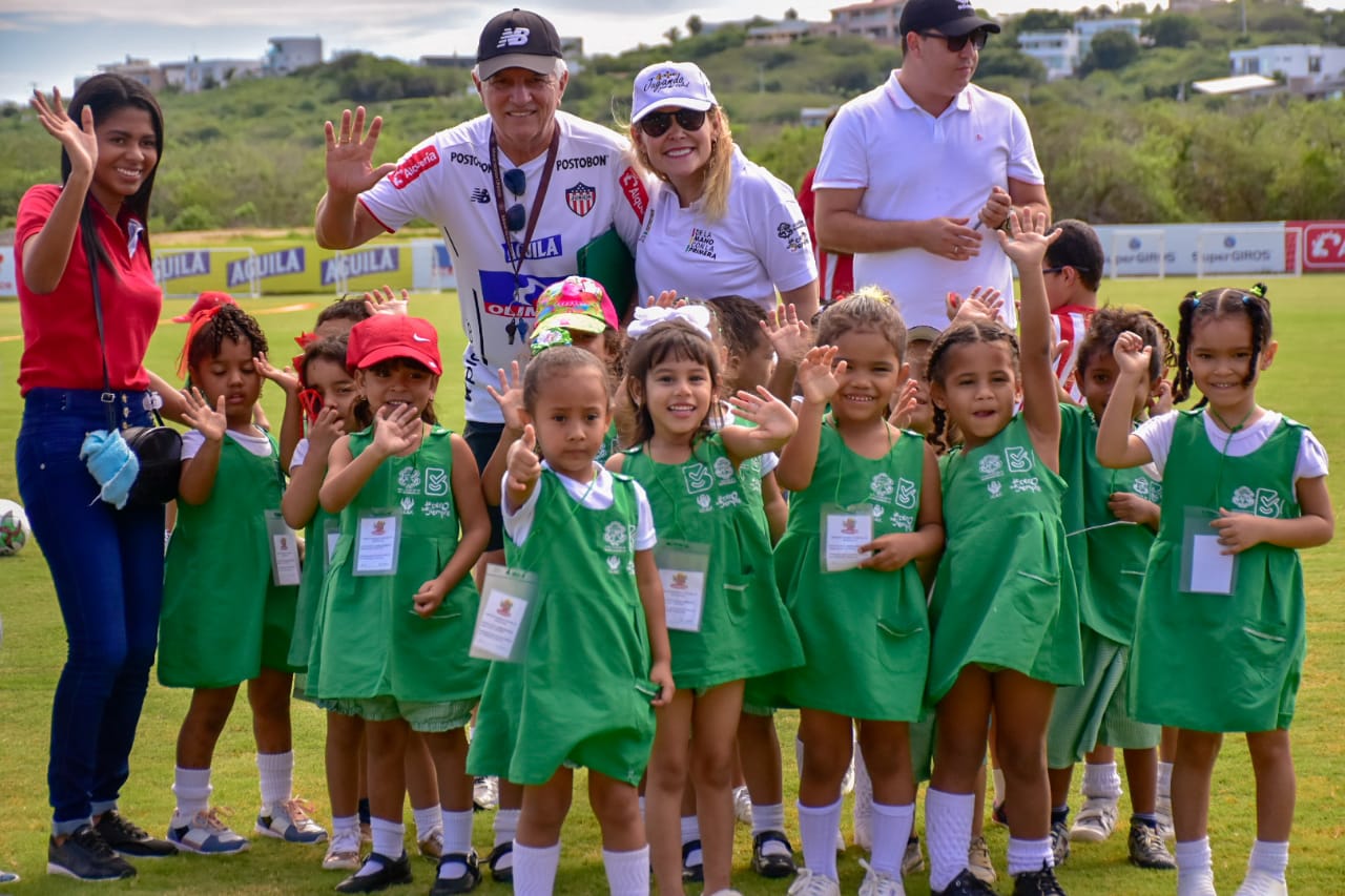 Julio Comesaña junto a los niños de la primera infancia de Gestión Social. 
