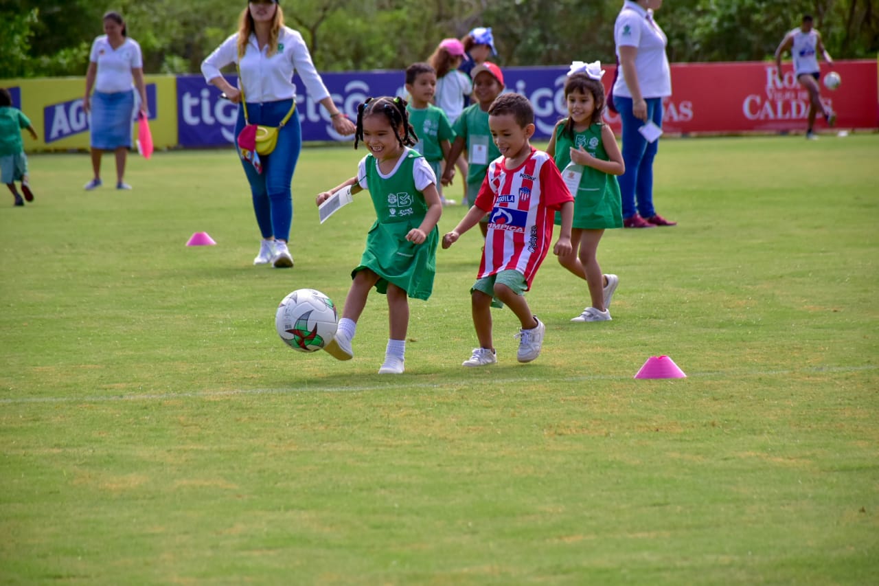 Los pequeños pudieron jugar en la cancha Adelita de Char. 