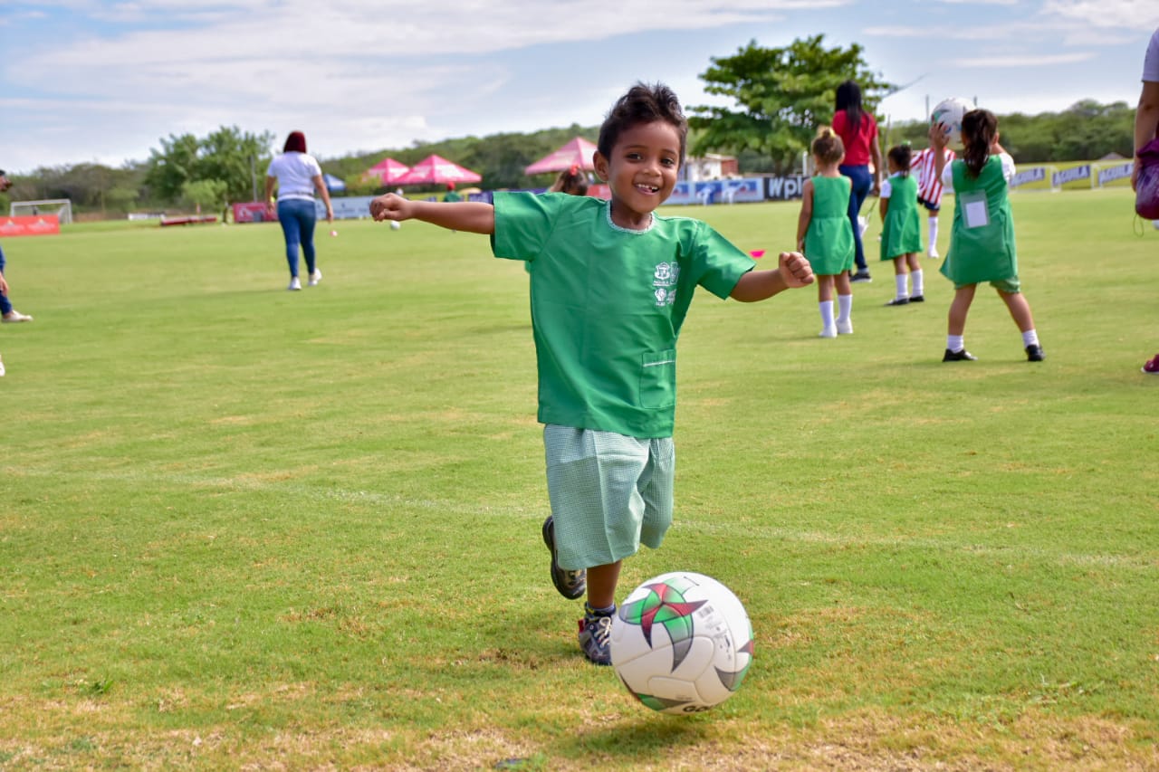 Con el balón, los niños pudieron soñar que algún día jugarán en Junior. 