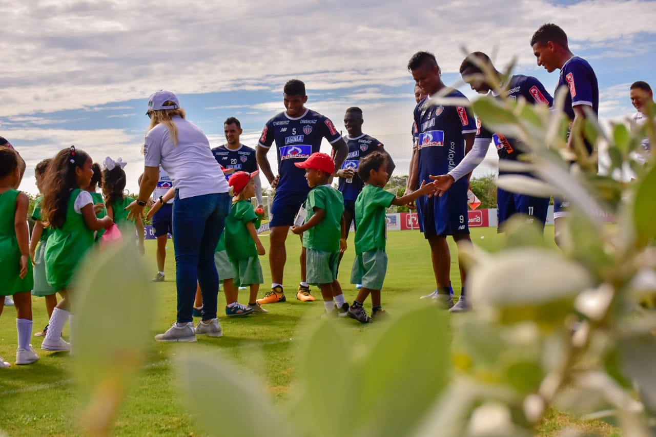 Durante el entrenamiento pudieron hablar con los jugadores junioristas.