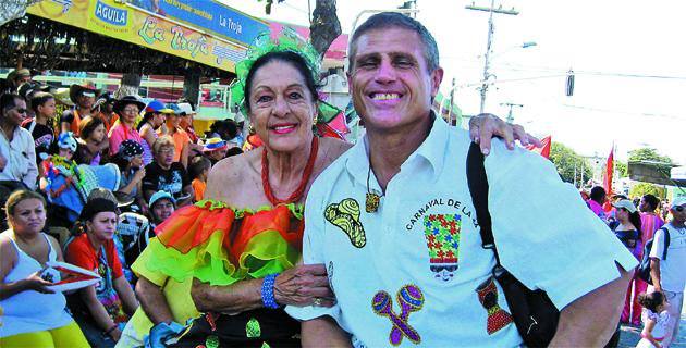 Con su mamá Sonia Osorio, fundadora del Ballet de Colombia. En una foto del 2009.