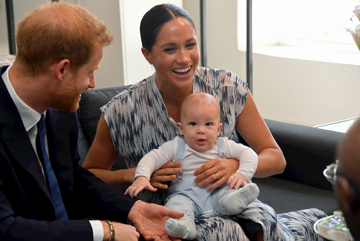 Los duques de Sussex con su bebé Archie en su primer acto como familia en Sudáfrica.