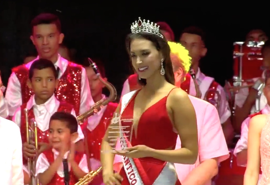 Claudette luciendo la corona ante el público.