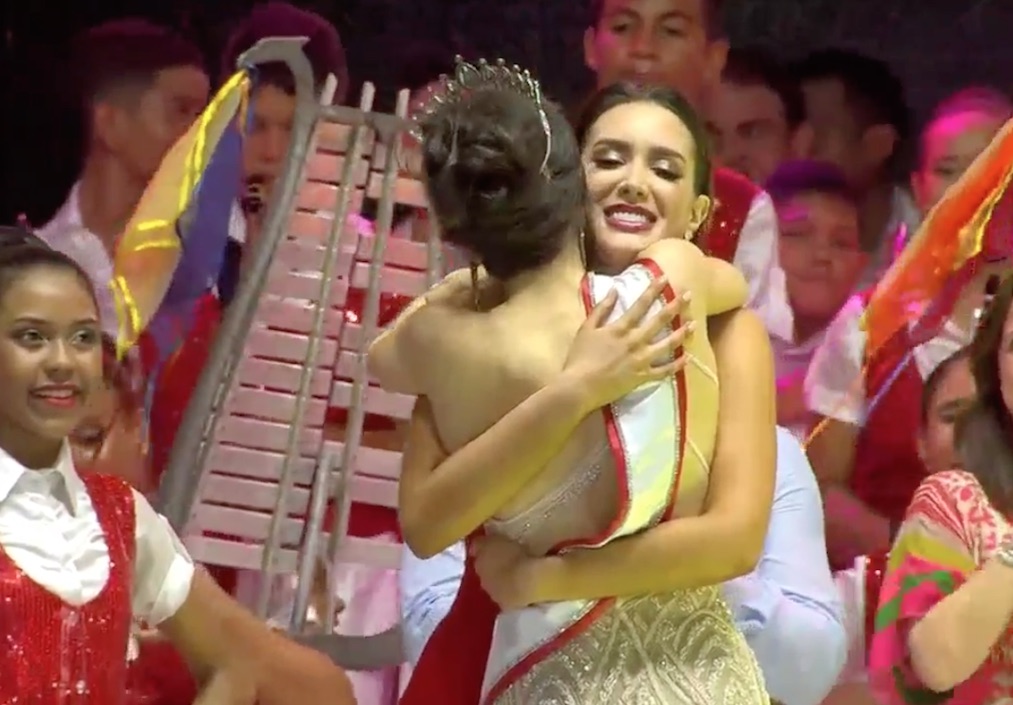 El abrazo de las reinas saliente, María Alejandra Vengoechea, y la nueva Claudette Abuchaibe.