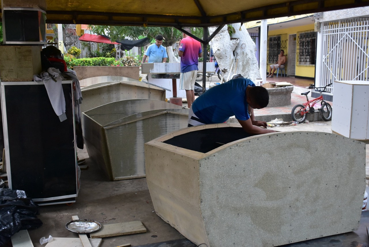 Trabajadores construyendo los nuevos turbos.