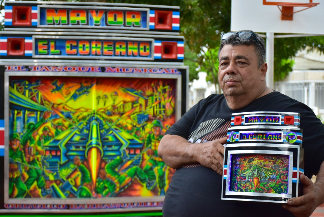 Italo Gallo Serrano, con una réplica de 'El Coreano'.