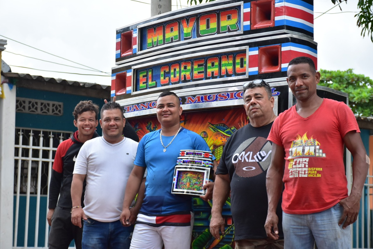 Parte del equipo de el picó 'El Coreano'.