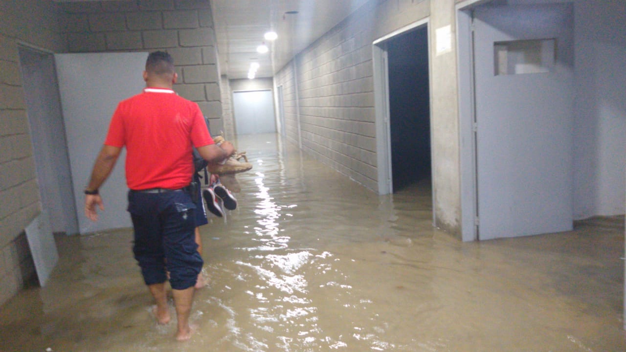 A la rodilla llegaba el agua a los camerinos.
