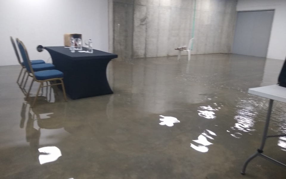 La sala de prensa del Sierra Nevada, al final del aguacero.